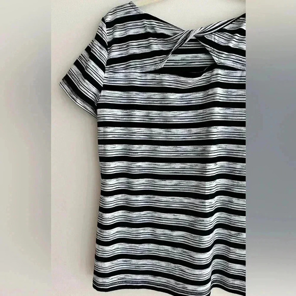 T by Talbots Black & White Striped Heathered Short Sleeve Tee Twist Keyhole Back - Picture 13 of 16